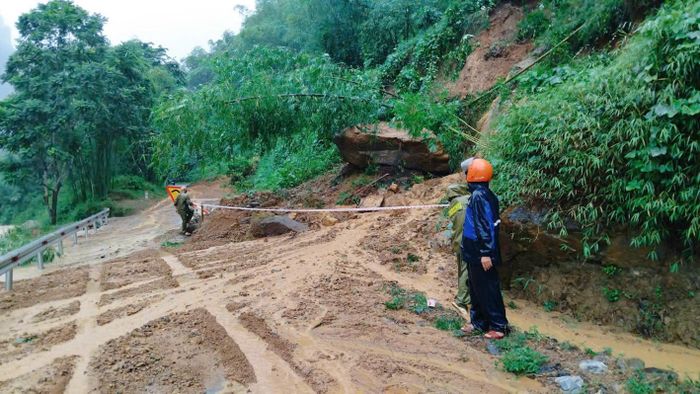 Nhiều điểm sạt lở trên các tuyến đường huyết mạch ở xã Tam Lư (Thanh Hoá) khiến giao thông tê liệt