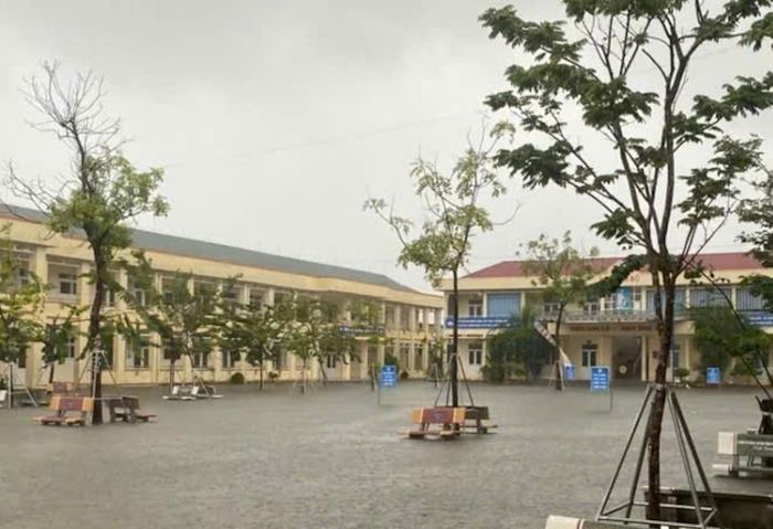 Mưa lớn gây ngập úng cục bộ, nước tràn vào Trường Tiểu học Nghi Sơn (Thanh Hoá)