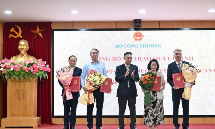 Thứ trưởng Bộ Công Thương Nguyễn Việt Sơn trao quyết định điều động, bổ nhiệm nhiều công chức giữ chức vụ lãnh đạo tại các đơn vị. (Ảnh: Báo Công Thương)