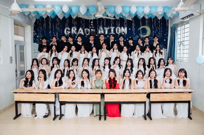 Khép lại ba năm học, 24 học bổng du học, 13 giải học sinh giỏi quốc gia, 2 thành tích quốc tế cùng kết quả tuyển sinh đại học trở thành những dấu mốc đáng nhớ của tập thể E55 - Trường THPT Chuyên Ngoại ngữ.
