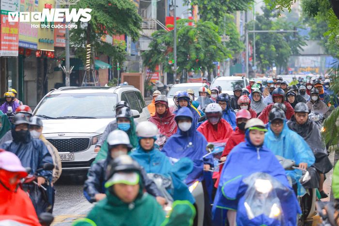 Các xe nối đuôi nhau qua nút giao, có thời điểm di chuyển chậm do mật độ phương tiện cao.