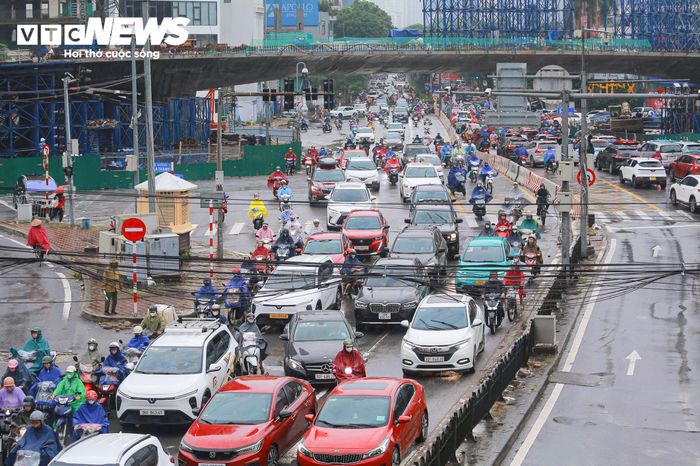 Phương án cho các phương tiện lưu thông vào làn BRT được Hà Nội triển khai nhằm giảm áp lực giao thông tại nút Láng Hạ - Giảng Võ trong thời gian thi công cầu vượt.