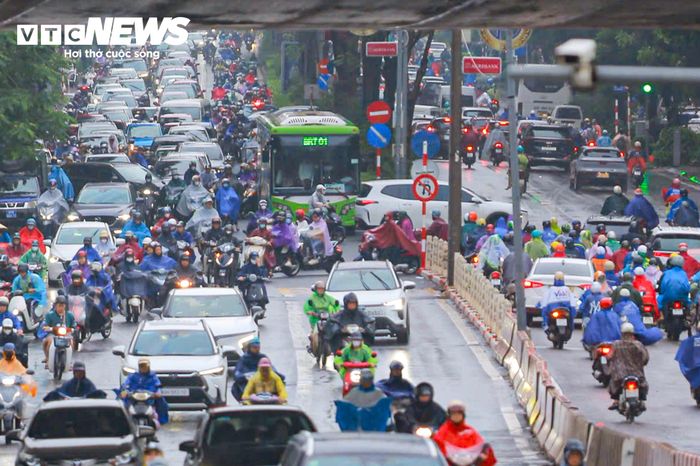 Tại khu vực quay đầu, xe máy và ô tô nối thành từng hàng, di chuyển chậm.