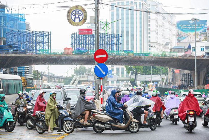 Anh Chí, người thường xuyên đi qua tuyến đường này, cho biết sáng 16/9, anh bất ngờ khi chứng kiến nhiều ô tô, xe máy đi vào làn BRT, vốn trước đây dành riêng cho xe buýt nhanh. “Tôi khá bất ngờ khi thấy các phương tiện cùng đi vào làn này, bởi tuyến đường có nhiều camera AI, nếu đi sai làn có thể bị xử phạt. Sau khi tìm hiểu thông tin trên báo chí, tôi mới biết phương án tổ chức giao thông đã được điều chỉnh, cho phép các phương tiện lưu thông vào làn BRT tại khu vực này”, anh Chí nói.