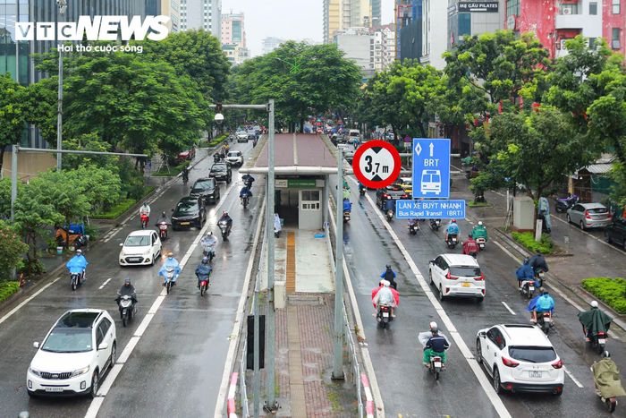 Trên đường Láng Hạ, dòng xe được duy trì ổn định. Trong thời điểm ghi nhận, dù lượng xe đông, khu vực chưa xuất hiện tình trạng ùn tắc kéo dài.