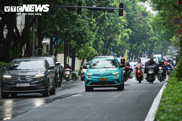 Anh Linh, làm việc tại một công ty trên đường Giảng Võ, cho biết việc mở làn BRT giúp tuyến Láng Hạ - Giảng Võ thông thoáng hơn so với trước. “Nhà tôi ở Mỹ Đình, sáng nào tôi cũng đi qua tuyến đường này để đến chỗ làm. Trước đây, khu vực thường xuyên ùn ứ, việc di chuyển khá vất vả. Hôm nay, khi các phương tiện được phép đi vào làn BRT, tôi cảm giác mặt đường rộng hơn, việc đi lại cũng thuận lợi hơn”, anh Linh chia sẻ.