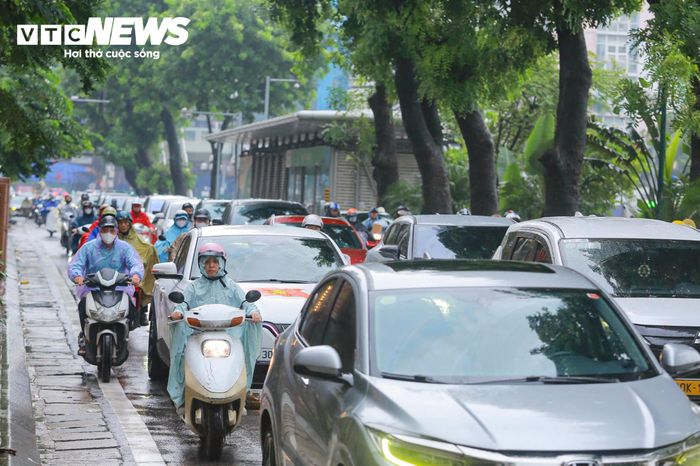 Ghi nhận của PV Báo Điện Tử VTC News sáng 16/9, lượng xe qua nút giao Láng Hạ - Giảng Võ đông đúc trong giờ cao điểm.