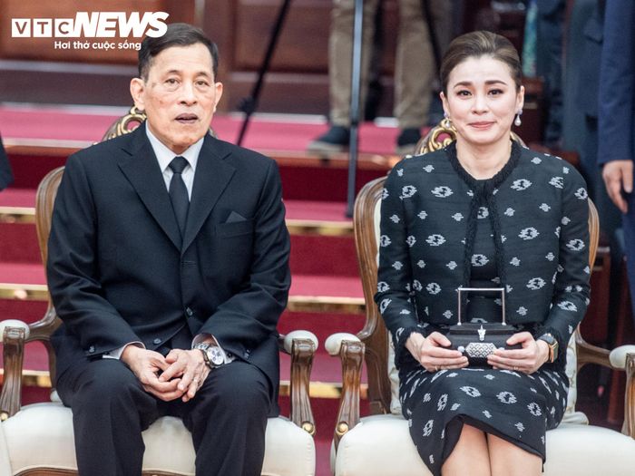 Nhà vua Thái Lan và Hoàng hậu nghe giới thiệu về Trường Đại học Hà Nội và hoạt động giảng dạy tiếng Thái.