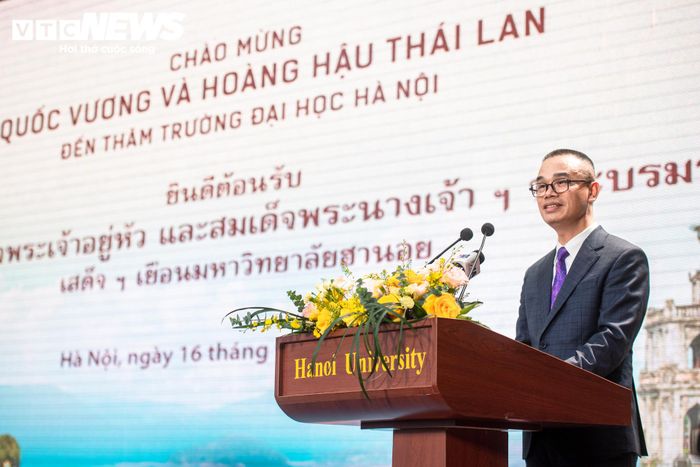 Phát biểu chào mừng, PGS.TS Nguyễn Văn Trào, Hiệu trưởng Trường Đại học Hà Nội bày tỏ niềm vinh dự của tập thể giảng viên và sinh viên khi được đón tiếp Nhà vua và Hoàng hậu Thái Lan.