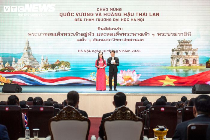 Hàng trăm giảng viên, sinh viên tập trung tại hội trường lớn để chào đón Nhà vua và Hoàng hậu Thái Lan.