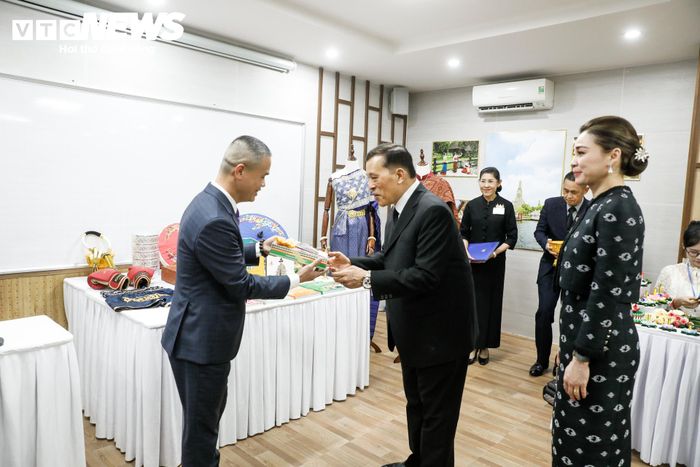 Nhà vua Maha Vajiralongkorn đã trao tặng món quà lưu niệm ý nghĩa cho đại diện Trung tâm Ngôn ngữ và Văn hóa Thái Lan, thể hiện sự quan tâm sâu sắc của Hoàng gia Thái Lan với công tác bảo tồn, giảng dạy ngôn ngữ và quảng bá bản sắc Thái Lan tại Việt Nam.