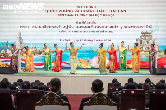 Nhà vua và Hoàng hậu Thái Lan thưởng thức các tiết mục mang đậm bản sắc văn hóa Thái Lan do sinh viên Việt Nam biểu diễn trong không khí gần gũi, thân mật.
