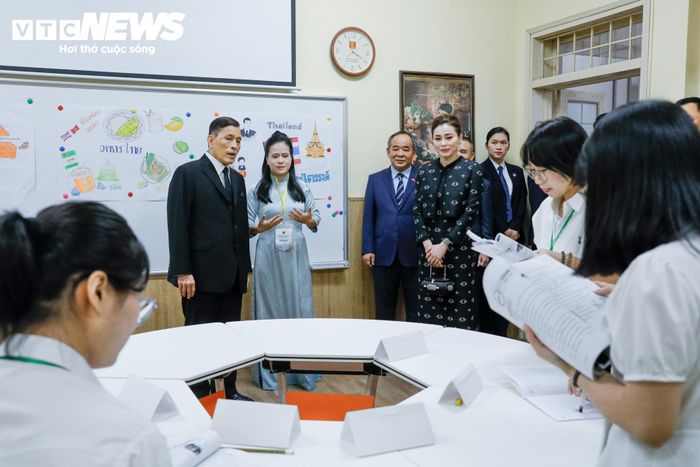 Trong khuôn khổ chuyến thăm, Nhà vua Maha Vajiralongkorn Phra Vajiraklaochaoyuhua và Hoàng hậu Suthida Bajrasudhabimalalakshana dự một lớp học tiếng Thái, tìm hiểu các sản phẩm truyền thống do sinh viên thực hiện và trao tặng tài liệu, thiết bị phục vụ giảng dạy cho Trung tâm Ngôn ngữ và Văn hóa Thái Lan.