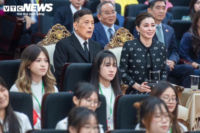Nhà vua và Hoàng hậu Thái Lan cùng đoàn đại biểu Hoàng gia theo dõi những hình ảnh giới thiệu hoạt động dạy, học tiếng Thái và tìm hiểu văn hóa Thái Lan của sinh viên Việt Nam.