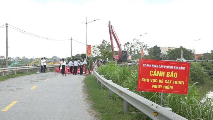 Mái thượng lưu đê tả Đáy qua phường Kim Bảng xuất hiện điểm sạt dài khoảng 18m, mép cung sạt đã sát mặt đê.