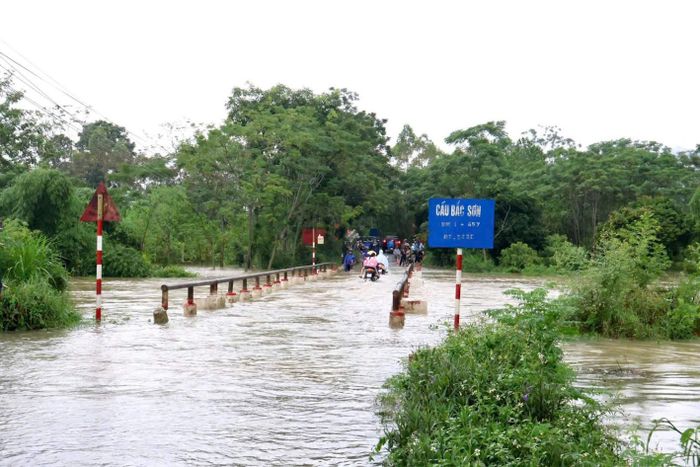 Khu vực cầu Bắc Sơn (xã Cẩm Tú, tỉnh Thanh Hoá) nước sông dâng tràn lên cầu, khiến việc lưu thông của người dân gặp nhiều khó khăn.