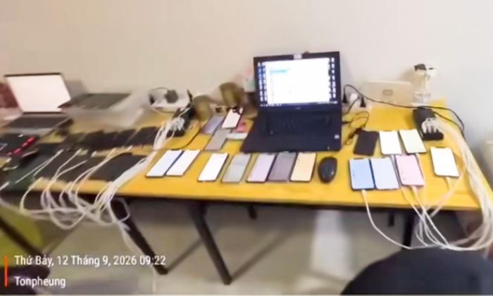 Nhiều máy tính và điện thoại di động được nhóm này sử dụng để thực hiện hành vi lừa đảo. (Ảnh: Công an tỉnh Lào Cai)