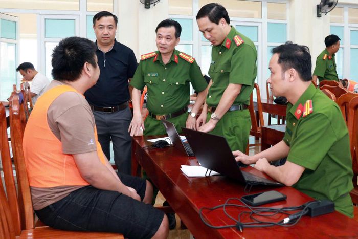Đại tá Trần Quốc Huy - Phó Giám đốc Công an tỉnh Lào Cai trực tiếp đấu tranh với đối tượng trong đường dây. (Ảnh: Công an tỉnh Lào Cai)