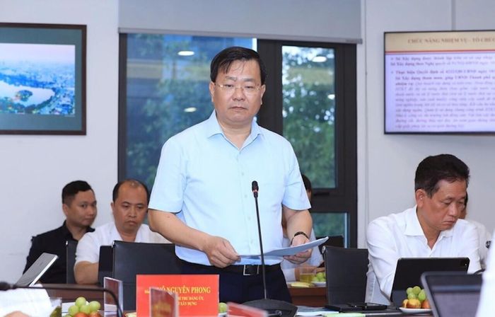 Giám đốc Sở Xây dựng Hà Nội Võ Nguyên Phong báo cáo tại cuộc họp.