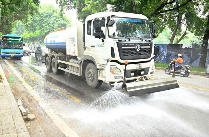Xe tưới nước rửa đường của Công ty TNHH một thành viên Môi trường đô thị Hà Nội góp phần hạn chế bụi mịn gây ô nhiễm không khí. Ảnh: Đức Duy