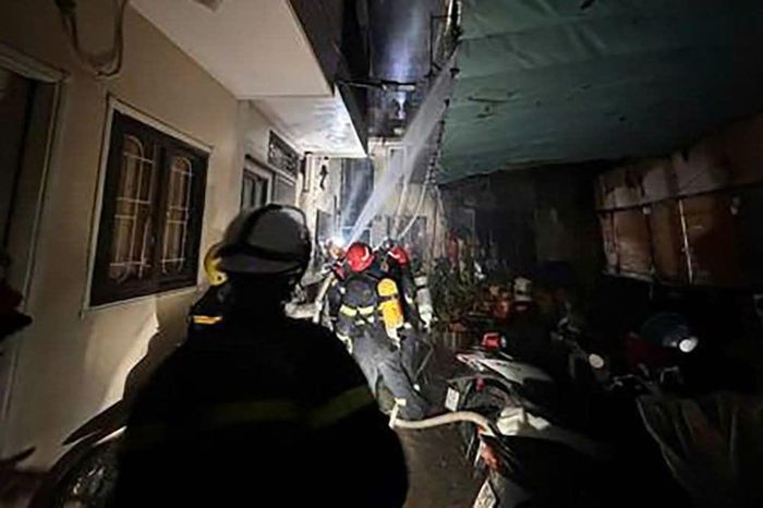 Các lực lượng khẩn trương chữa cháy. Ảnh: Công an thành phố