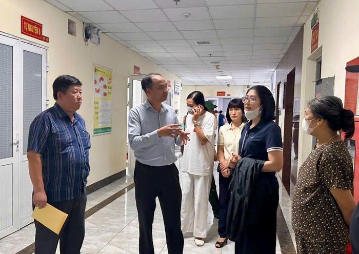 Bí thư Đảng ủy, Chủ tịch HĐND phường Tây Hồ thăm hỏi, động viên gia đình các nạn nhân. Ảnh: PV
