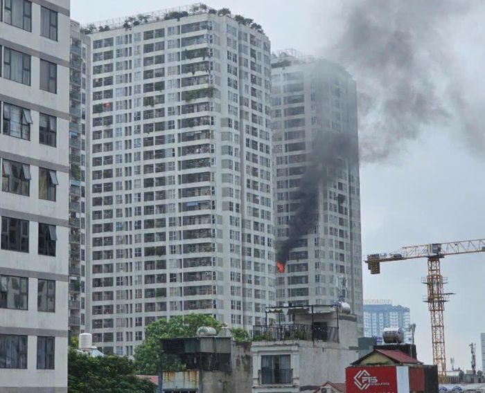 Đám cháy quan sát từ xa. Ảnh: Đức Tuấn