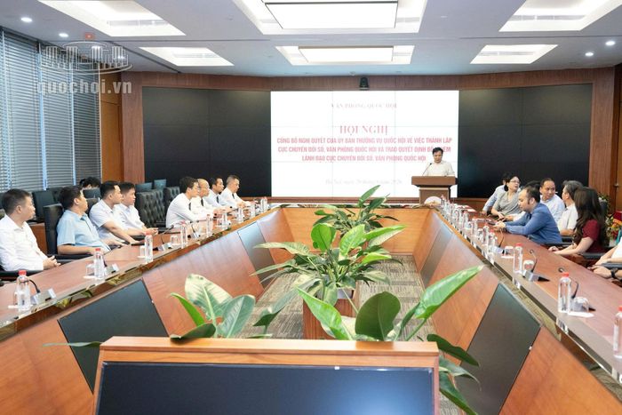 Hội nghị công bố Nghị quyết của Ủy ban Thường vụ Quốc hội về việc thành lập Cục Chuyển đổi số, Văn phòng Quốc hội và trao quyết định bổ nhiệm lãnh đạo Cục. Ảnh: media.quochoi.vn