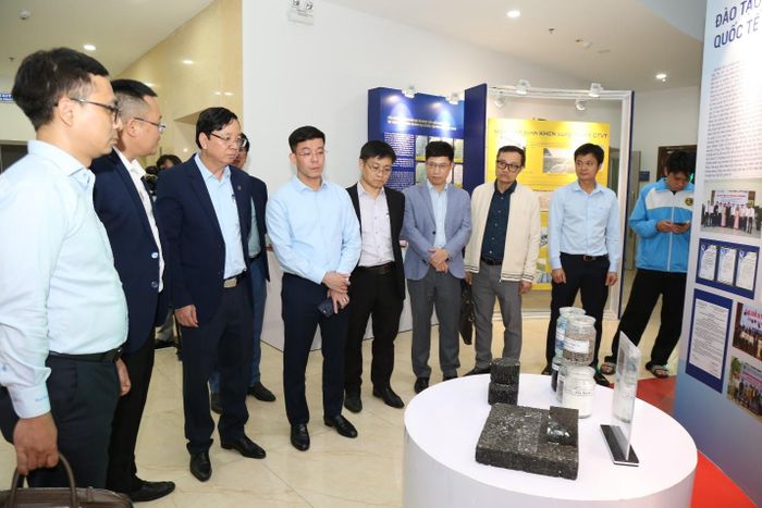 Lãnh đạo Sở Khoa học và Công nghệ Hà Nội làm việc với Trường Đại học Giao thông vận tải nhằm thúc đẩy triển khai các nhiệm vụ khoa học, công nghệ, đổi mới sáng tạo và chuyển đổi số phục vụ phát triển Thủ đô. Ảnh: PV 