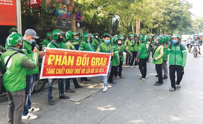 Trong nhiều năm qua, không ít lần tài xế Grab tổ chức "đình công" để phản đối "đối tác". Ảnh: Internet