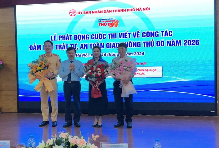 Ông Nguyễn Minh Đức tặng hoa các đại biểu tham gia toạ đàm "Văn hoá giao thông - hành động của thanh niên". Ảnh: Lê Khánh
