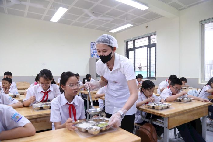 Một bữa ăn trưa của học sinh Trường Liên cấp Lý Thường Kiệt. Ảnh: An Quyên
