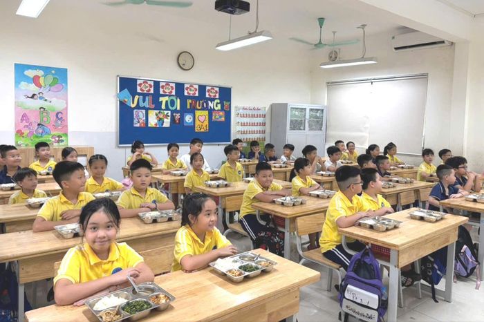Các suất ăn ngoài việc bảo đảm an toàn thực phẩm bảo đảm đủ số lượng, chất lượng đáp ứng nhu cầu học tập của học sinh. Ảnh: An Quyên