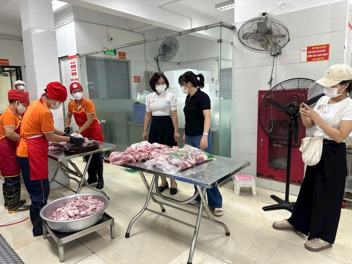 Cùng với sự vào cuộc ráo riết kiểm tra cơ sở vật chất, việc tổ chức ăn bán trú cho học sinh của phòng Văn hóa - Xã hội, các trường cũng thường xuyên kiểm tra ngay từ khâu cung cấp thực phẩm đầu vào. Ảnh: An Quyên