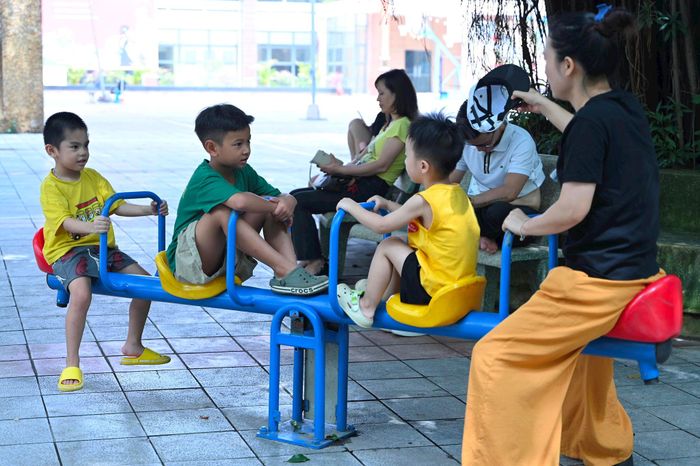 Điều kiện sống ảnh hưởng lớn đến quyết định sinh con của các gia đình trẻ. Ảnh: Mai Khôi