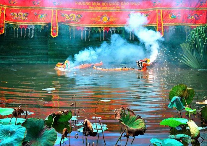 Các tích trò múa rối nước được biểu diễn cho du khách vào tối thứ Bảy hằng tuần. Ảnh: Thành Luân
