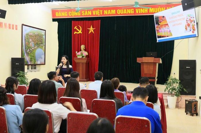 Quang cảnh lớp học tiếng Anh cho nghệ nhân. Ảnh: Thành Luân