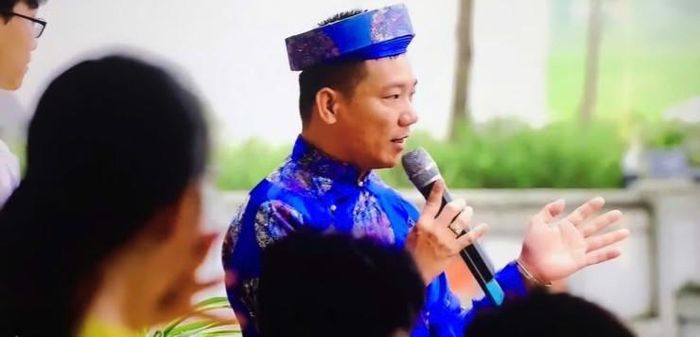 Ông Nguyễn Thế Nghị, nghệ nhân Phường múa rối nước Đào Thục đang chia sẻ với du khách về nghệ thuật rối nước. Ảnh: Thành Luân