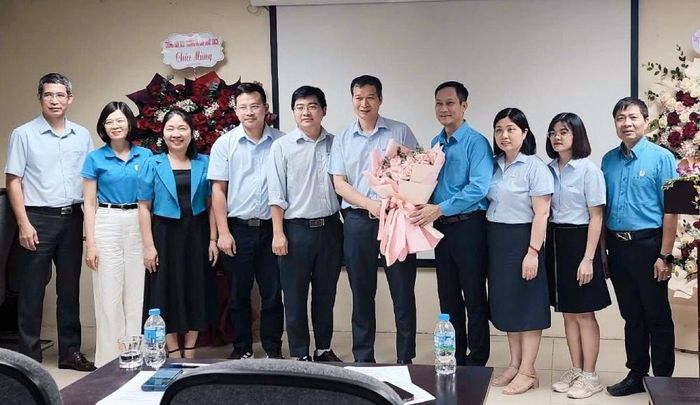 Ông Lê An Hải, Chủ tịch Công đoàn Công thương Việt Nam (thứ 4 từ phải sang) tặng hoa chúc mừng Công đoàn cơ sở Trung tâm Môi trường và Sản xuất sạch. Ảnh: Hoàng Tuấn.