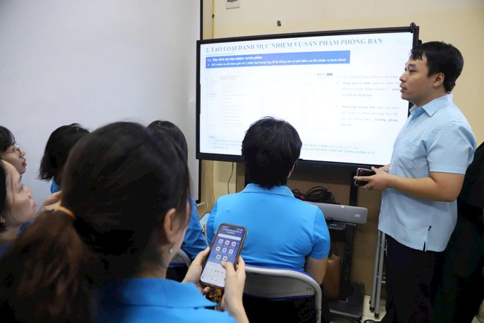 Công đoàn phường Hoàn Kiếm hướng dẫn sử dụng nền tảng Hanoiwork. Ảnh: PV