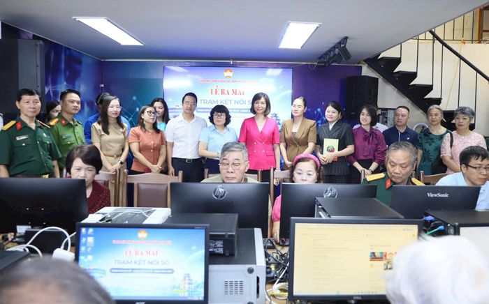 Trạm kết nối số phục vụ người dân phường Hoàn Kiếm tại địa chỉ số 15 Hàng Bồ. Ảnh: PV