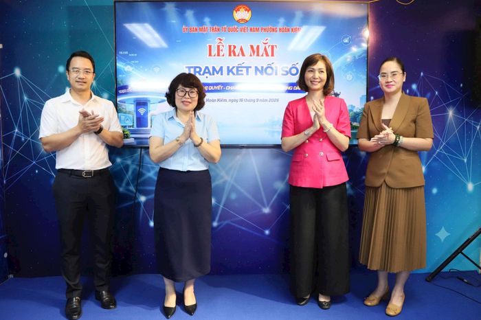 Từ trái qua: Chủ tịch UBND phường Trịnh Hoàng Tùng, Chủ tịch Ủy ban MTTQ Việt Nam phường Nguyễn Thị Ngọc Anh, Phó Bí thư Thường trực Đảng ủy, Chủ tịch HĐND phường Trương Thị Thanh Nhàn và Chánh Văn phòng Ủy ban MTTQ Việt Nam thành phố Hà Nội Phạm Thị Thúy Hà thực hiện nghi thức ra mắt Trạm kết nối số. Ảnh: PV