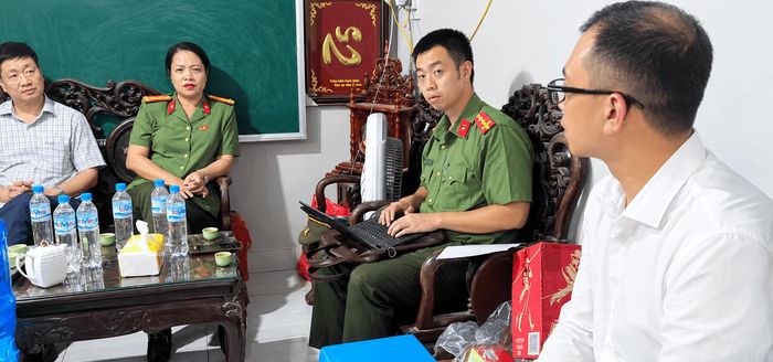 Cơ quan Công an làm việc với đại diện Công ty Cổ phần sản xuất xây dựng và thương mại Savy. Ảnh: Q.A