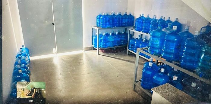 Sản phẩm nước đóng bình của Công ty Cổ phần sản xuất xây dựng và thương mại Savy. Ảnh: Q.A