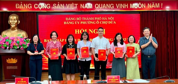 Các đồng chí được chỉ định bổ sung tham gia Ban Chấp hành Đảng bộ phường Ô Chợ Dừa. Ảnh: Hoàng Duy