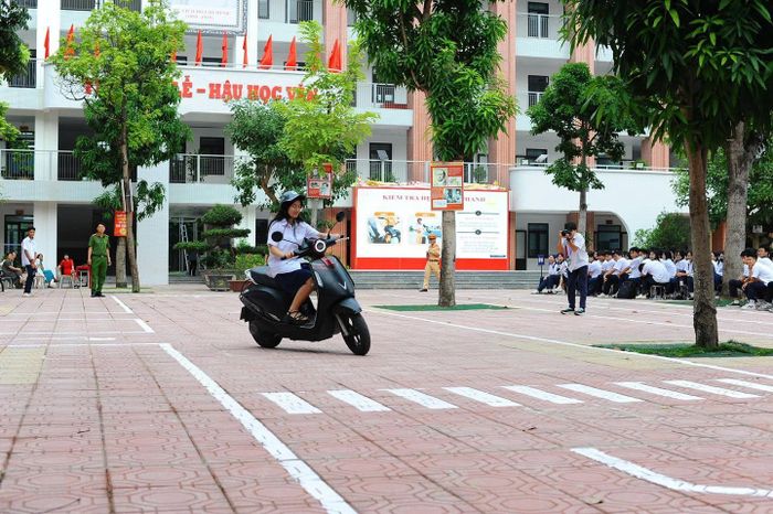 Thực hành điều khiển xe máy. Ảnh HL