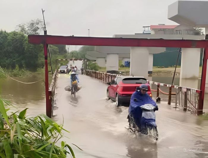 Mực nước sông Đáy dâng cao, tràn qua mặt cầu 72.