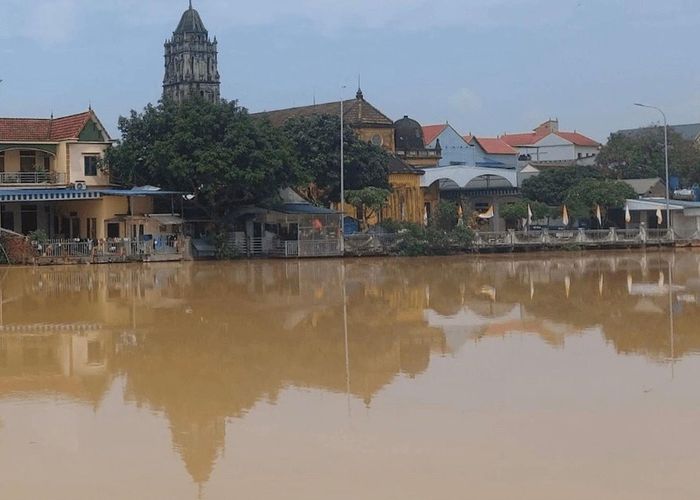 Mực nước sông Bùi đã lên mức báo động III. Ảnh: CTV.