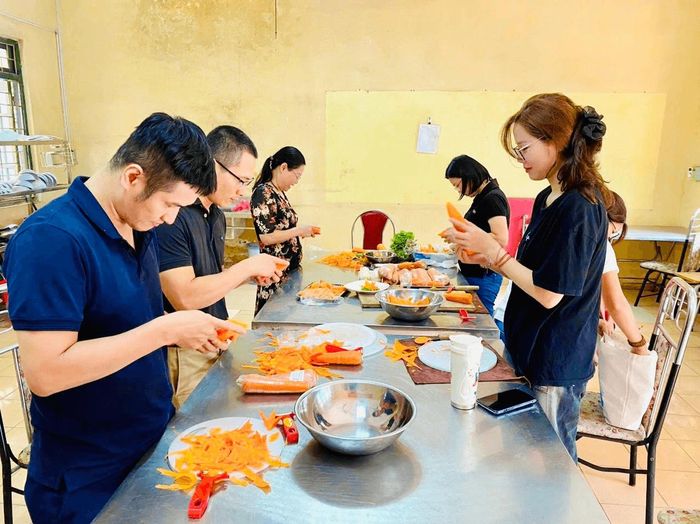 Học viên hưởng chính sách bảo hiểm thất nghiệp học nghề kỹ thuật chế biến món ăn. Ảnh: BNHN