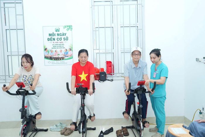 Mô hình này giúp đỡ người cao tuổi có hoàn cảnh khó khăn, sống một mình hoặc cần hỗ trợ thường xuyên. Ảnh: Hoàng Linh